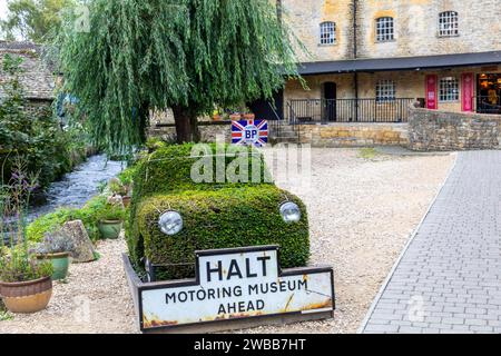 Das Cotswold Motoring Museum and Toy Collection in Bourton on the Water, die Cotswolds, Gras-Topiary-Busch Mini parkt draußen, Gloucestershire, Großbritannien Stockfoto