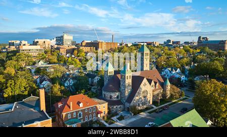 Blick aus der Vogelperspektive auf die historische Kirche und das Stadtviertel bei Golden Hour, Michigan Stockfoto
