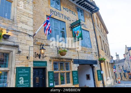 Stall on the Wold cotswolds, Kings Arms Public House und Hotel Post House Steinhäuser, England, UK, 2023 Stockfoto