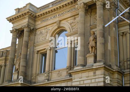 Neuer Garten im Städel. 09.08.2022 Frankfurt Städel Museum: Neugestaltung des Städelgartens auf einer Fläche von 5200 qm. Im Bild: Taubenschutz am Hauptgebäude. Frankfurt Frankfurt Hessen Deutschland *** neuer Garten im Städel 09 08 2022 Frankfurt Städel Museum Umgestaltung des Städelgartens auf eine Fläche von 5200 qm im Bild Taubenschutz am Hauptgebäude Frankfurt Frankfurt Hessen Deutschland Stockfoto
