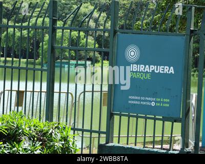 Sao Paulo, Sao Paulo, Brasilien. Januar 2024. Sao Paulo (SP), 01/09/2024 - FREIZEIT /RAINS/IBIRAPUERA - der Ibirapuera Park wurde an diesem Dienstag gegen 14:30 Uhr wieder für die Öffentlichkeit geöffnet, nachdem er wegen der starken Regenfälle, die die Hauptstadt Sao Paulo in zweiter Runde heimgesucht haben, geschlossen wurde(8). Viele umgestürzte Bäume sind im gesamten Park zu sehen und der Bereich, in dem das Festzelt, das einstürzte, ist geschlossen. (Foto: Leandro Chemalle/Thenews2/Zumapress) (Credit Image: © Leandro Chemalle/TheNEWS2 via ZUMA Press Wire) NUR REDAKTIONELLE VERWENDUNG! Nicht für kommerzielle ZWECKE! Stockfoto