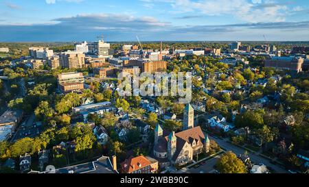 Golden Hour aus der Luft über die historische Kirche und Urban Growth, Ann Arbor Stockfoto
