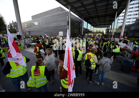 Verdi Warnstreik vor der Uniklinik 30.09.2022 Frankfurt Verdi Warnstreik der Angestellten der Uniklinik Frankfurt. Frankfurt Frankfurt Hessen Deutschland *** Verdi-Warnstreik vor dem Universitätsspital 30 09 2022 Frankfurt Verdi Warnstreik der Mitarbeiter des Universitätsspitals Frankfurt Frankfurt Frankfurt Frankfurt Hessen Deutschland Stockfoto