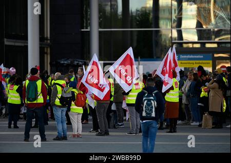 Verdi Warnstreik vor der Uniklinik 30.09.2022 Frankfurt Verdi Warnstreik der Angestellten der Uniklinik Frankfurt. Frankfurt Frankfurt Hessen Deutschland *** Verdi-Warnstreik vor dem Universitätsspital 30 09 2022 Frankfurt Verdi Warnstreik der Mitarbeiter des Universitätsspitals Frankfurt Frankfurt Frankfurt Frankfurt Hessen Deutschland Stockfoto