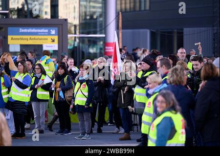 Verdi Warnstreik vor der Uniklinik 30.09.2022 Frankfurt Verdi Warnstreik der Angestellten der Uniklinik Frankfurt. Frankfurt Frankfurt Hessen Deutschland *** Verdi-Warnstreik vor dem Universitätsspital 30 09 2022 Frankfurt Verdi Warnstreik der Mitarbeiter des Universitätsspitals Frankfurt Frankfurt Frankfurt Frankfurt Hessen Deutschland Stockfoto