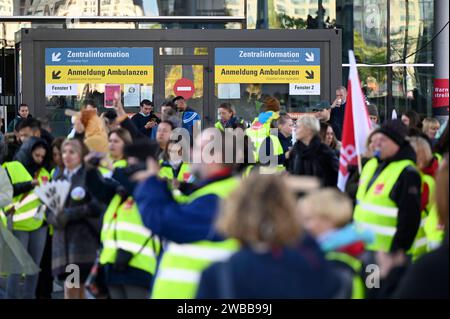 Verdi Warnstreik vor der Uniklinik 30.09.2022 Frankfurt Verdi Warnstreik der Angestellten der Uniklinik Frankfurt. Frankfurt Frankfurt Hessen Deutschland *** Verdi-Warnstreik vor dem Universitätsspital 30 09 2022 Frankfurt Verdi Warnstreik der Mitarbeiter des Universitätsspitals Frankfurt Frankfurt Frankfurt Frankfurt Hessen Deutschland Stockfoto