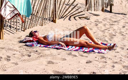 Bei einem glorreichen, heißen Wetter in Dundee sonnen sich die einheimischen Frauen am Strand von Broughty Ferry während der Hitzewelle im Sommer in Schottland, Großbritannien Stockfoto