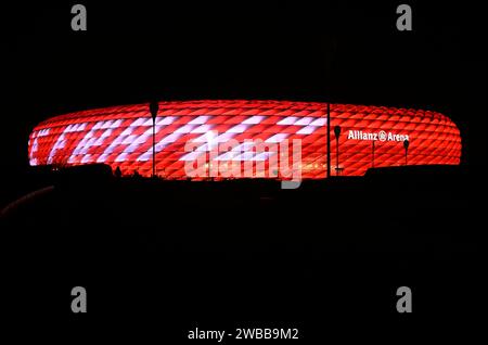 München, Deutschland. Januar 2024. Die Worte "Danke Franz" sind auf der Außenhülle der Allianz Arena im Norden der bayerischen Hauptstadt zu lesen. Der Fußballspieler Franz Beckenbauer starb am 7. Januar 2024 im Alter von 78 Jahren. Quelle: Felix Hörhager/dpa/Alamy Live News Stockfoto