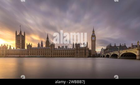 London, Vereinigtes Königreich - 29. Dezember 2023: Westminster und Big Ben Tower in London, Vereinigtes Königreich Stockfoto