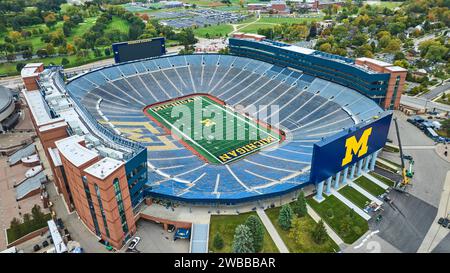 Blick aus der Vogelperspektive auf das Michigan Stadium mit Fußballfeld und blauen Sitzplätzen Stockfoto