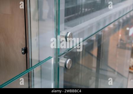 Geländerglas, moderne Struktur, architektonische Details, doppeltes bruchsicheres Glas Stockfoto