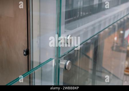 Geländerglas, moderne Struktur, architektonische Details, doppeltes bruchsicheres Glas Stockfoto