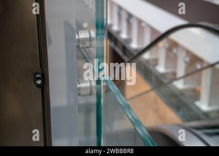 Geländerglas, moderne Struktur, architektonische Details, doppeltes bruchsicheres Glas Stockfoto