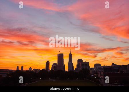 Indianapolis Skyline bei Sonnenuntergang vom erhöhten Vantage Point Stockfoto