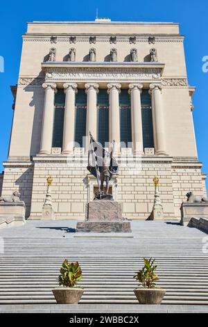 Indiana World war Memorial mit Bronzestatue, Indianapolis - Low Angle View Stockfoto