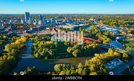 Aerial Autumn Cityscape with River and Bridges in Fort Wayne Stockfoto