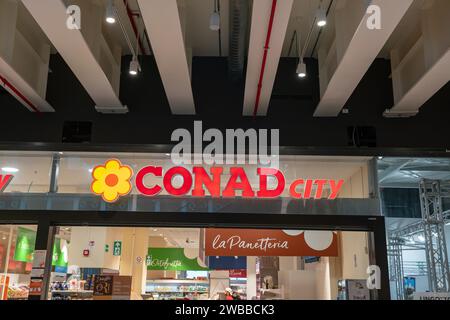 conad Shopping Center Logo, beleuchtetes Schild, saisonale Verkaufszeit. Turin, Italien, 09. Januar 2024 Stockfoto