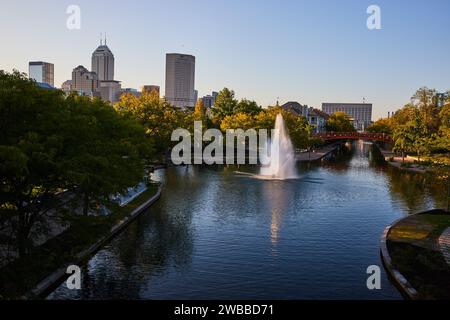 Golden Hour im Urban Park mit City Skyline und Brunnen Stockfoto
