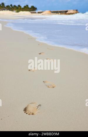 Fußabdrücke am abgeschiedenen Bahamas Beach - flacher Blick aufs Meer Stockfoto