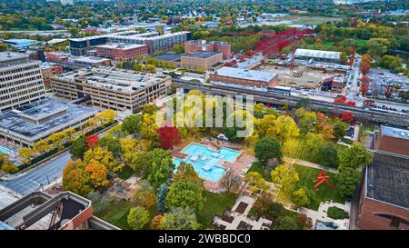 Aerial Autumn Urban Park and Cityscape, Fort Wayne Stockfoto