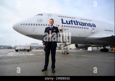 Alexander Böhmer kann wieder fliegen 08.12.2022 Frankfurt Alexander Böhmer wurde nach einer Krebserkrankung das Bein amputiert. Er hat vorher als Flugbegleiter bei der Lufthansa arbeitet und das geliebt. Er trägt jetzt eine Prothese, wurde neu geschult und hat bewiesen, dass er auch damit arbeiten kann. Er ist schon zweimal in die USA geflogen. WEITERE Langstreckenflüge stehen an. Alexander Böhmer 24 steht an einem Flugzeug der Deutschen Lufthansa am Flughafen. Frankfurt Frankfurt Hessen Deutschland *** Alexander Böhmer kann wieder fliegen 08 12 2022 Frankfurt Alexander Böhmer hatte sein Bein amputiert af Stockfoto