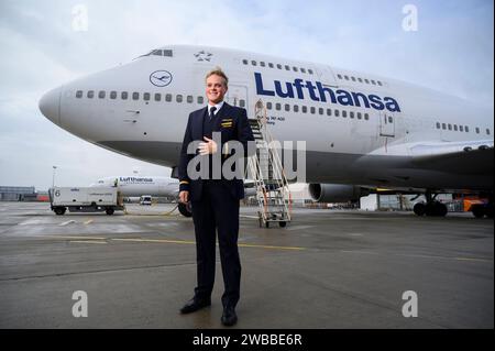 Alexander Böhmer kann wieder fliegen 08.12.2022 Frankfurt Alexander Böhmer wurde nach einer Krebserkrankung das Bein amputiert. Er hat vorher als Flugbegleiter bei der Lufthansa arbeitet und das geliebt. Er trägt jetzt eine Prothese, wurde neu geschult und hat bewiesen, dass er auch damit arbeiten kann. Er ist schon zweimal in die USA geflogen. WEITERE Langstreckenflüge stehen an. Alexander Böhmer 24 steht an einem Flugzeug der Deutschen Lufthansa am Flughafen. Frankfurt Frankfurt Hessen Deutschland *** Alexander Böhmer kann wieder fliegen 08 12 2022 Frankfurt Alexander Böhmer hatte sein Bein amputiert af Stockfoto