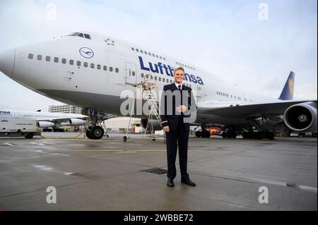 Alexander Böhmer kann wieder fliegen 08.12.2022 Frankfurt Alexander Böhmer wurde nach einer Krebserkrankung das Bein amputiert. Er hat vorher als Flugbegleiter bei der Lufthansa arbeitet und das geliebt. Er trägt jetzt eine Prothese, wurde neu geschult und hat bewiesen, dass er auch damit arbeiten kann. Er ist schon zweimal in die USA geflogen. WEITERE Langstreckenflüge stehen an. Alexander Böhmer 24 steht an einem Flugzeug der Deutschen Lufthansa am Flughafen. Frankfurt Frankfurt Hessen Deutschland *** Alexander Böhmer kann wieder fliegen 08 12 2022 Frankfurt Alexander Böhmer hatte sein Bein amputiert af Stockfoto