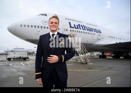 Alexander Böhmer kann wieder fliegen 08.12.2022 Frankfurt Alexander Böhmer wurde nach einer Krebserkrankung das Bein amputiert. Er hat vorher als Flugbegleiter bei der Lufthansa arbeitet und das geliebt. Er trägt jetzt eine Prothese, wurde neu geschult und hat bewiesen, dass er auch damit arbeiten kann. Er ist schon zweimal in die USA geflogen. WEITERE Langstreckenflüge stehen an. Alexander Böhmer 24 steht an einem Flugzeug der Deutschen Lufthansa am Flughafen. Frankfurt Frankfurt Hessen Deutschland *** Alexander Böhmer kann wieder fliegen 08 12 2022 Frankfurt Alexander Böhmer hatte sein Bein amputiert af Stockfoto