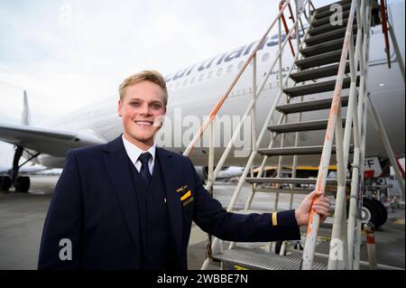 Alexander Böhmer kann wieder fliegen 08.12.2022 Frankfurt Alexander Böhmer wurde nach einer Krebserkrankung das Bein amputiert. Er hat vorher als Flugbegleiter bei der Lufthansa arbeitet und das geliebt. Er trägt jetzt eine Prothese, wurde neu geschult und hat bewiesen, dass er auch damit arbeiten kann. Er ist schon zweimal in die USA geflogen. WEITERE Langstreckenflüge stehen an. Alexander Böhmer 24 steht an einem Flugzeug der Deutschen Lufthansa am Flughafen. Frankfurt Frankfurt Hessen Deutschland *** Alexander Böhmer kann wieder fliegen 08 12 2022 Frankfurt Alexander Böhmer hatte sein Bein amputiert af Stockfoto