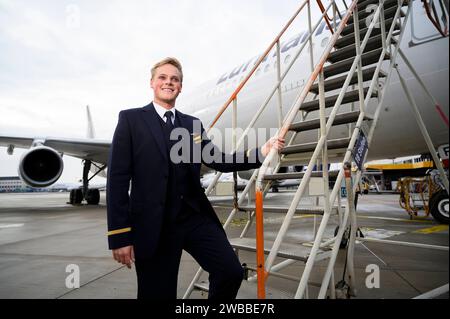 Alexander Böhmer kann wieder fliegen 08.12.2022 Frankfurt Alexander Böhmer wurde nach einer Krebserkrankung das Bein amputiert. Er hat vorher als Flugbegleiter bei der Lufthansa arbeitet und das geliebt. Er trägt jetzt eine Prothese, wurde neu geschult und hat bewiesen, dass er auch damit arbeiten kann. Er ist schon zweimal in die USA geflogen. WEITERE Langstreckenflüge stehen an. Alexander Böhmer 24 steht an einem Flugzeug der Deutschen Lufthansa am Flughafen. Frankfurt Frankfurt Hessen Deutschland *** Alexander Böhmer kann wieder fliegen 08 12 2022 Frankfurt Alexander Böhmer hatte sein Bein amputiert af Stockfoto