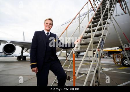 Alexander Böhmer kann wieder fliegen 08.12.2022 Frankfurt Alexander Böhmer wurde nach einer Krebserkrankung das Bein amputiert. Er hat vorher als Flugbegleiter bei der Lufthansa arbeitet und das geliebt. Er trägt jetzt eine Prothese, wurde neu geschult und hat bewiesen, dass er auch damit arbeiten kann. Er ist schon zweimal in die USA geflogen. WEITERE Langstreckenflüge stehen an. Alexander Böhmer 24 steht an einem Flugzeug der Deutschen Lufthansa am Flughafen. Frankfurt Frankfurt Hessen Deutschland *** Alexander Böhmer kann wieder fliegen 08 12 2022 Frankfurt Alexander Böhmer hatte sein Bein amputiert af Stockfoto