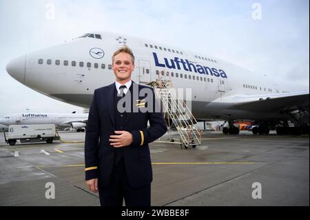 Alexander Böhmer kann wieder fliegen 08.12.2022 Frankfurt Alexander Böhmer wurde nach einer Krebserkrankung das Bein amputiert. Er hat vorher als Flugbegleiter bei der Lufthansa arbeitet und das geliebt. Er trägt jetzt eine Prothese, wurde neu geschult und hat bewiesen, dass er auch damit arbeiten kann. Er ist schon zweimal in die USA geflogen. WEITERE Langstreckenflüge stehen an. Alexander Böhmer 24 steht an einem Flugzeug der Deutschen Lufthansa am Flughafen. Frankfurt Frankfurt Hessen Deutschland *** Alexander Böhmer kann wieder fliegen 08 12 2022 Frankfurt Alexander Böhmer hatte sein Bein amputiert af Stockfoto