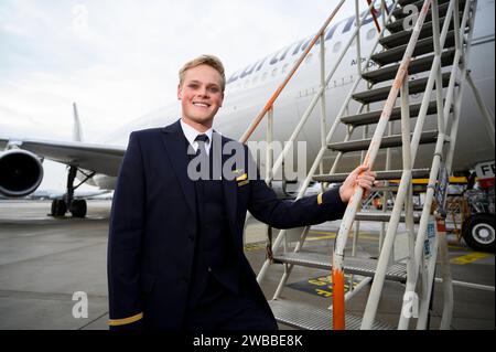 Alexander Böhmer kann wieder fliegen 08.12.2022 Frankfurt Alexander Böhmer wurde nach einer Krebserkrankung das Bein amputiert. Er hat vorher als Flugbegleiter bei der Lufthansa arbeitet und das geliebt. Er trägt jetzt eine Prothese, wurde neu geschult und hat bewiesen, dass er auch damit arbeiten kann. Er ist schon zweimal in die USA geflogen. WEITERE Langstreckenflüge stehen an. Alexander Böhmer 24 steht an einem Flugzeug der Deutschen Lufthansa am Flughafen. Frankfurt Frankfurt Hessen Deutschland *** Alexander Böhmer kann wieder fliegen 08 12 2022 Frankfurt Alexander Böhmer hatte sein Bein amputiert af Stockfoto