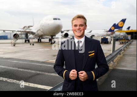 Alexander Böhmer kann wieder fliegen 08.12.2022 Frankfurt Alexander Böhmer wurde nach einer Krebserkrankung das Bein amputiert. Er hat vorher als Flugbegleiter bei der Lufthansa arbeitet und das geliebt. Er trägt jetzt eine Prothese, wurde neu geschult und hat bewiesen, dass er auch damit arbeiten kann. Er ist schon zweimal in die USA geflogen. WEITERE Langstreckenflüge stehen an. Alexander Böhmer 24 steht an einem Flugzeug der Deutschen Lufthansa am Flughafen. Frankfurt Frankfurt Hessen Deutschland *** Alexander Böhmer kann wieder fliegen 08 12 2022 Frankfurt Alexander Böhmer hatte sein Bein amputiert af Stockfoto