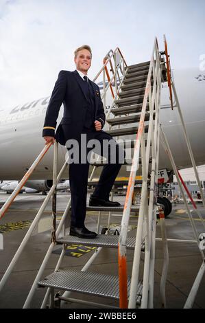 Alexander Böhmer kann wieder fliegen 08.12.2022 Frankfurt Alexander Böhmer wurde nach einer Krebserkrankung das Bein amputiert. Er hat vorher als Flugbegleiter bei der Lufthansa arbeitet und das geliebt. Er trägt jetzt eine Prothese, wurde neu geschult und hat bewiesen, dass er auch damit arbeiten kann. Er ist schon zweimal in die USA geflogen. WEITERE Langstreckenflüge stehen an. Alexander Böhmer 24 steht an einem Flugzeug der Deutschen Lufthansa am Flughafen. Frankfurt Frankfurt Hessen Deutschland *** Alexander Böhmer kann wieder fliegen 08 12 2022 Frankfurt Alexander Böhmer hatte sein Bein amputiert af Stockfoto