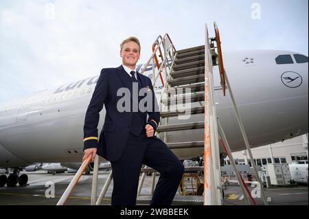 Alexander Böhmer kann wieder fliegen 08.12.2022 Frankfurt Alexander Böhmer wurde nach einer Krebserkrankung das Bein amputiert. Er hat vorher als Flugbegleiter bei der Lufthansa arbeitet und das geliebt. Er trägt jetzt eine Prothese, wurde neu geschult und hat bewiesen, dass er auch damit arbeiten kann. Er ist schon zweimal in die USA geflogen. WEITERE Langstreckenflüge stehen an. Alexander Böhmer 24 steht an einem Flugzeug der Deutschen Lufthansa am Flughafen. Frankfurt Frankfurt Hessen Deutschland *** Alexander Böhmer kann wieder fliegen 08 12 2022 Frankfurt Alexander Böhmer hatte sein Bein amputiert af Stockfoto