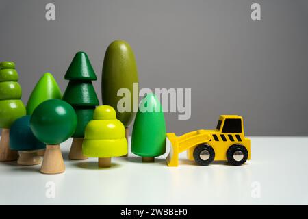 Ein Bulldozer zerstört einen Wald. Massive Entwaldung schadet der Umwelt und der natürlichen Vielfalt. Schutz von Schutzgebieten und natürlichen Ressourcen Stockfoto