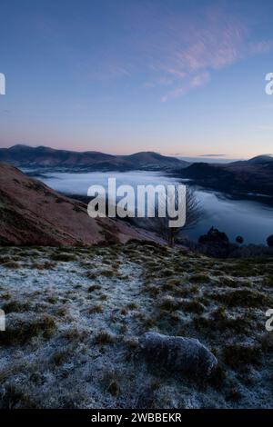 Derwent Water vom Haus Gate zwischen Catbells und Maiden Moor im englischen Lake District aus gesehen Stockfoto