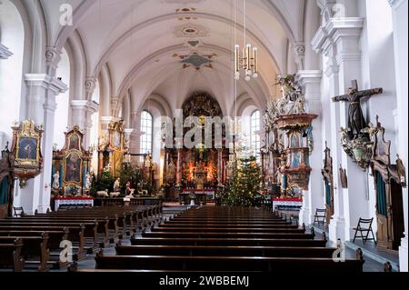 Freiwilliges Ordensjahr, Peter Roberg Fotos als Ergänzung zur Geschichte. 26.12.2022 Fulda Hessen Freiwilliges Ordensjahr Abiturient Peter Roberg geht mit 18 ins Kloster Frauenberg und kombiniert dieses mit einem Bundesfreiwilligendienst bei der Bürgerstiftung Antonius , die auf dem Frauenberg seit 2016 ein inklusives Ausbildungs- und Arbeitsprojekt umsetzt und das Tagungs- und Gästehaus im Kloster führt. Dafür erhält er ein Taschengeld von monatlich 420 Euro. Im Bild: l-r Klosterkirche. Fulda Fulda Hessen Deutschland *** ehrenamtliches Religionsjahr, Peter Roberg Fotos zur Erzählung 26 12 Stockfoto