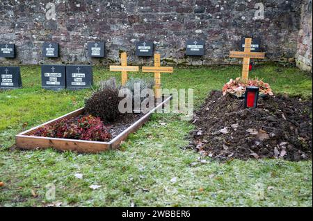 Freiwilliges Ordensjahr, Peter Roberg Fotos als Ergänzung zur Geschichte. 26.12.2022 Fulda Hessen Freiwilliges Ordensjahr Abiturient Peter Roberg geht mit 18 ins Kloster Frauenberg und kombiniert dieses mit einem Bundesfreiwilligendienst bei der Bürgerstiftung Antonius , die auf dem Frauenberg seit 2016 ein inklusives Ausbildungs- und Arbeitsprojekt umsetzt und das Tagungs- und Gästehaus im Kloster führt. Dafür erhält er ein Taschengeld von monatlich 420 Euro. Im Bild: l-r Kloster-Friedhof. Fulda Fulda Hessen Deutschland *** ehrenamtliches Religionsjahr, Peter Roberg Fotos zur Erzählung 26 Stockfoto