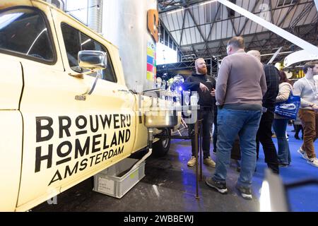 Amsterdam, Niederlande. Januar 2024. Am 9. Januar 2024 besuchen Besucher einen Stand einer niederländischen Brauerei in der HORECAVA 2024 in Amsterdam, Niederlande. DIE HORECAVA, eine niederländische Fachmesse für Lebensmittel-, Getränke- und Dienstleistungsindustrie, findet hier von Montag bis Donnerstag statt. Quelle: Sylvia Lederer/Xinhua/Alamy Live News Stockfoto