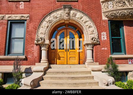 Viktorianische Doppeltür aus Holz mit Steinbogen und Säulen Stockfoto