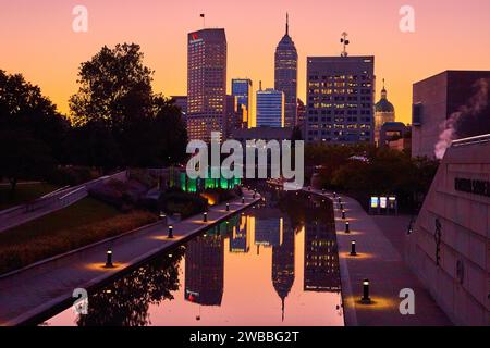 Indianapolis Skyline und Canal at Sunset, urbane Ruhe Stockfoto