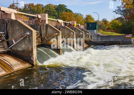 Herbstlicher Industriedamm mit fließendem Wasser, Blick auf Augenhöhe Stockfoto