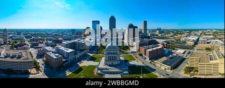 Panorama der Skyline von Indianapolis mit war Memorial und Hochhäusern aus der Vogelperspektive Stockfoto