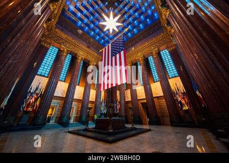 Amerikanische Flagge in der Grand Hall mit State Banners, flacher Blick Stockfoto