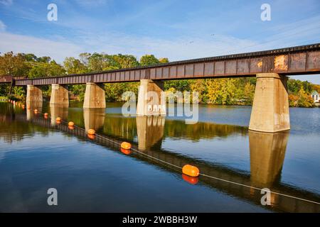Herbstfarben an der Rosted Railroad Bridge über den Huron River Stockfoto