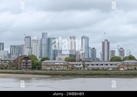 Die legendäre Skyline von Canary Wharf, einem Geschäftsviertel in der Nähe der Isle of Dogs, aus Sicht des Cutty Sark Clipper-Schiffes in Greenwich, London Stockfoto