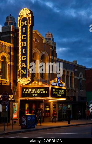 Dämmerung im Michigan Theater Marquee mit Fußgängern, Ann Arbor Stockfoto