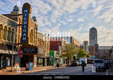 Pulsierende Downtown Ann Arbor Street mit historischem Michigan Theater und Radfahrern Stockfoto